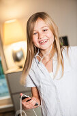 Girl with mp3 player listening to music, Hamburg, Germany