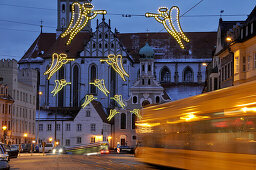 Weihnachtsbeleuchtung an Sankt Ulrich und Maximilianstraße, Augsburg, Schwaben, Bayern, Deutschland