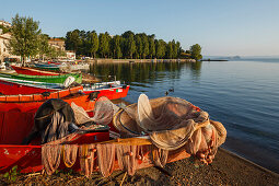 Fischerboote und Fischernetze am Seeufer, Marta, Lago di Bolsena, Kratersee, vulkanisch, Provinz Viterbo, Latium, Italien, Europa
