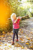 Mädchen (4 Jahre) spielt im Herbstwald, Goseck, Sachsen-Anhalt, Deutschland