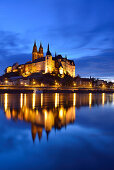 Albrechtsburg und Dom von Meißen über der Elbe, beleuchtet, Meißen, Sachsen, Deutschland