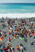 Sonnenbaden am Strand, Camogli, Provinz Genua, Riviera di Levante, Ligurien, Italien