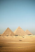 Vier Dromedare mit Reiter vor den Pyramiden von Gizeh, Ägypten, Afrika