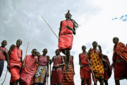 Die Morani Massai in der Altersklasse der jungen Krieger tanzen den Adumu, Kenia, Afrika
