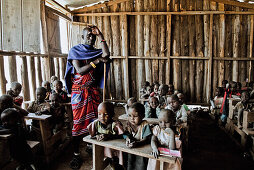 Kinder und Lehrer in einer Dorfschule der Massai, Kenia, Afrika