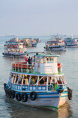 Ausflugsboote im Hafen nahe dem Torbogen Gateway to India, Mumbai, Maharashtra, Indien