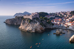 Blick von der Stadtmauer der Altstadt auf Kajakfahrer während einer Tour vor der Küste, Dubrovnik, Dalmatien, Kroatien, Europa