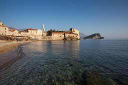 Strand vor der Stari Grad, Altstadt, mit Glockenturm der Sveti Ivana Kathedrale, Budva, Montenegro, Europa