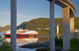 MS Nordnorge der Hurtigruten im Ulvesund unter der Brücke von Malöy, Insel Vagsöy, Provinz Sogn og Fjordane, Vestlandet, Norwegen, Europa