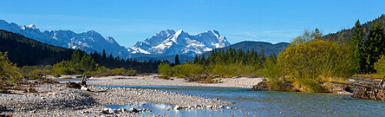 Isar river between Wallgau and Vorderriss, Zugspitze, Alpspitze and Wetterstein mountains in the background, Wallgau, Upper bavaria, Bavaria, Germany