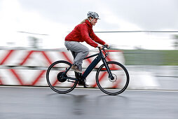 Frau fährt mit einem Elektrofahrrad auf einer Teststrecke, Tanna, Thüringen, Deutschland