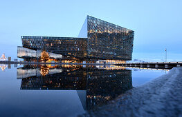 Neues Konzerthaus Harpa im Abendlicht, Reykjavik, Island