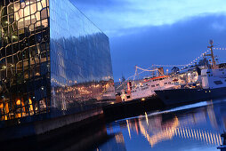 neues Konzerthaus Harpa mit Hafen im Abendlicht, Reykjavik, Island