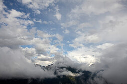 Bergpitze verschwindet hinter Wolken, Timmelsjoch, Ötztal, Tirol, Österreich
