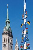 Alter Peter, Rathausturm und Maibaum auf dem Viktualienmarkt, München, Oberbayern, Bayern, Deutschland