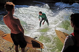 eisbachsurfer an der Prinzregentenstrasse, Englischer Garten, München, Oberbayern, Bayern, Deutschland