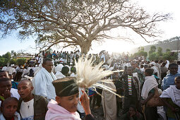Gruppe Gläubiger an einem Versammlungsbaum, Priester mit Pferdehaarwedel im Vordergrund, Axum, Tigray Region, Äthiopien