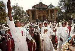 Schüler der Klosterschule feiern den Auszug Jesu aus Jerusalem am Palmsonntag, Klosterkirche Debre Berhan Selassie, Gondar, Amhara Region, Äthiopien