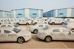 Versandfertige Audi Limousinen im Tianjin Port, Tianjin, China