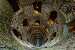 Blick nach unten, Pozzo di San Patrizio, Brunnen, Brunnenschacht, Wasserversorgung, 16.Jhd., Architektur, Auf- und Abgang als Doppelspirale, Treppe, Brücke, Wasser, Orvieto, Stadt, Provinz Terni, Umbrien, Italien, Europa