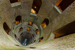 Blick nach unten, Pozzo di San Patrizio, Brunnen, Brunnenschacht, Wasserversorgung, 16.Jhd., Architektur, Auf- und Abgang als Doppelspirale, Treppe, Brücke, Wasser, Orvieto, Stadt, Provinz Terni, Umbrien, Italien, Europa