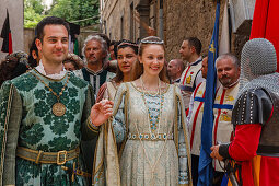 Couple in traditional medieval costume, parade at the city festival, Corso Camillo Benso Conte di Cavour, pedestrian area, old town, Orvieto, hilltop town, province of Terni, Umbria, Italy, Europe