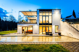 Villa im Bauhausstil in der Abenddämmerung, Sauerland, Deutschland