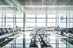 Passagiere im Wartebereich am Flughafen, Deutschland