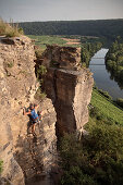 Kletterer beim Aufsteig, Hessigheimer Felsengärten, Hessigheim, Baden-Württemberg, Deutschland