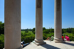 Monopteros im Englischen Garten mit Blick auf Ludwigskirche und Frauenkirche, München, Bayern, Deutschland