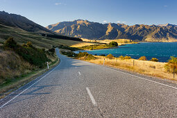 Strasse bei Lake Hawea, Makarora, Otago, Südinsel, Neuseeland