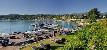 Schloss Velden und Liegestühle am Steg, Wörthersee, Kärnten, Österreich