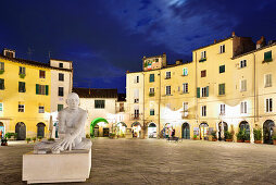 Piazza Anfiteatro Romano bei Nacht, Lucca, Toskana, Italien