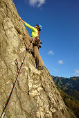 Frau klettert an einer Felswand, Antona, Apuanische Alpen, Toskana, Italien