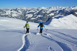 Zwei Frauen auf Skitour fahren vom Steinberg ab, Steinberg, Kitzbüheler Alpen, Tirol, Österreich