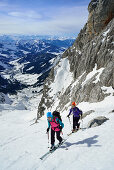 Zwei Frauen auf Skitour steigen zum Marterlkopf auf, Obere Torscharte, Torscharte, Steinernes Meer, Berchtesgadener Alpen, Salzburg, Österreich