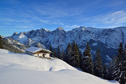 Verschneite Alm vor Wilder Kaiser mit Totenkirchl, Karlspitzen, Ellmauer Halt und Sonneck, Kaisertal, Wilder Kaiser, Kaisergebirge, Tirol, Österreich