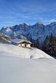 Verschneite Alm vor Wilder Kaiser mit Totenkirchl, Karlspitzen und Ellmauer Halt, Kaisertal, Wilder Kaiser, Kaisergebirge, Tirol, Österreich