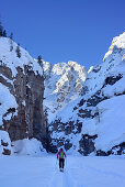 Skitourengeherin steigt durch Felsschlucht zur Cristalloscharte auf, Cristallo, Dolomiten, Belluno, Venetien, Italien