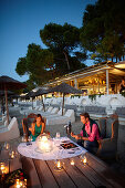 Abendessen bei Kerzenschein am Strand, Ekies All Senses Resort, Vourvourou, Sithonia, Chalkidiki, Griechenland