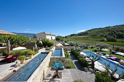 Hotelanlage mit Pools und Terrassen, Hotel Les Andeols, Saint-Saturnin-les-Apt, Provence, Frankreich