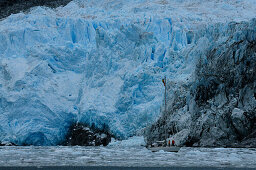 Segelboot vor einem Gletscher, Pia Fjord, Cordillera Darwin, Feuerland, Chile