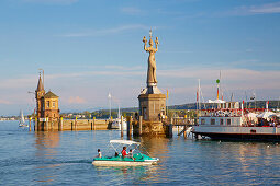 Abendstimmung an der Konstanzer Bucht beim Hafen, Konstanz, Hegau, Baden-Württemberg, Bodensee, Deutschland, Europa