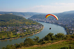 Gleitschirmflieger und Blick vom Gedeonseck auf die Rheinschleife von Boppard, Rhein, Mittelrhein, Rheinland-Pfalz, Deutschland, Europa