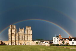 Regenbogen über die Kathedrale von Wells, Somerset, England, Grossbritannien