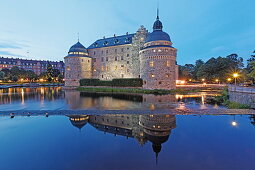 Wasserschloss im Abendlicht, Örebro slott, Örebro, Schweden