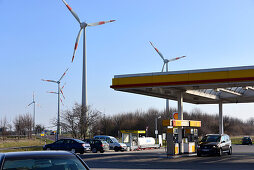 Wind turbine and petrol station west of Magdeburg near the A2 autobahn, Saxony-Anhalt, Germany