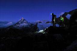 Start in der Nacht: Bergsteiger am Arbengrat des Obergabelhorn (4034 m), Wallis, Schweiz