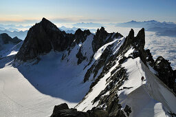 Bergsteiger am Kuffnergrat des Mont Maudit, Arete Brenva im Hintergrund, Mont Blanc-Gruppe, Frankreich