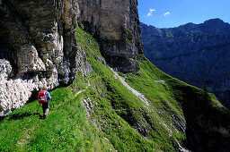 Kind auf einem Wanderweg (Pflerscher Höhenweg) unterhalb des Pflerscher Tribulaun, Pflerschtal, Südtirol, Italien